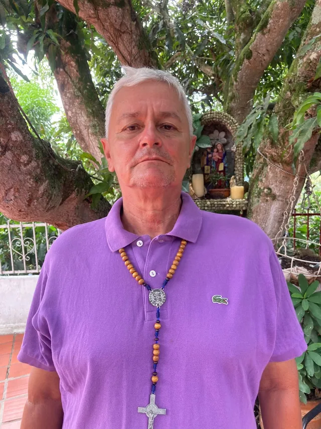 Oscar junto a la gruta de la Virgen en la finca