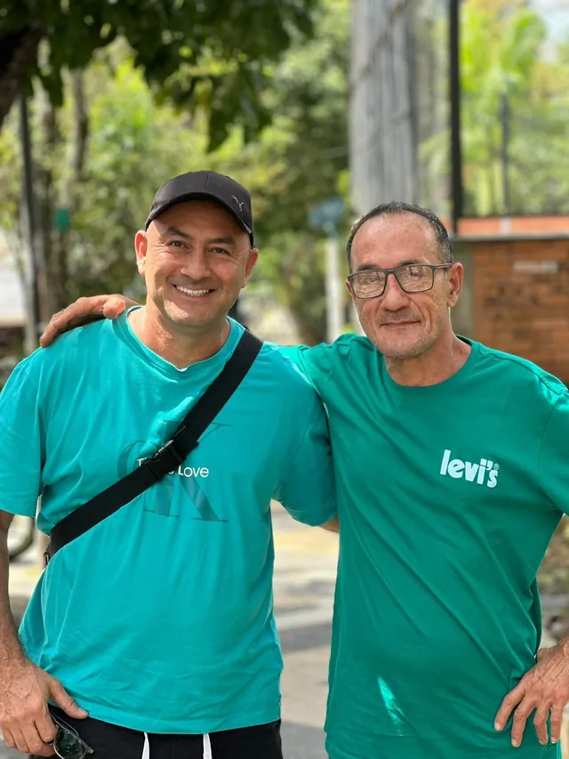 Dos hombres posan juntos al aire libre