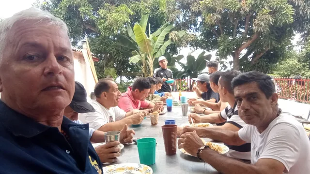 Oscar en la mesa con los residentes